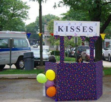 Name:  Kisses for sale.jpg
Views: 761
Size:  30.0 KB