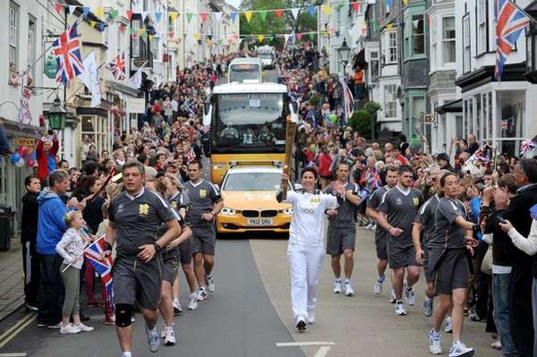 Name:  Torchbearer+022+Leah+Burch+carries+the+Olympic+flame+on+the+leg+between+Plymouth+and+Modbury.jpg
Views: 462
Size:  49.0 KB